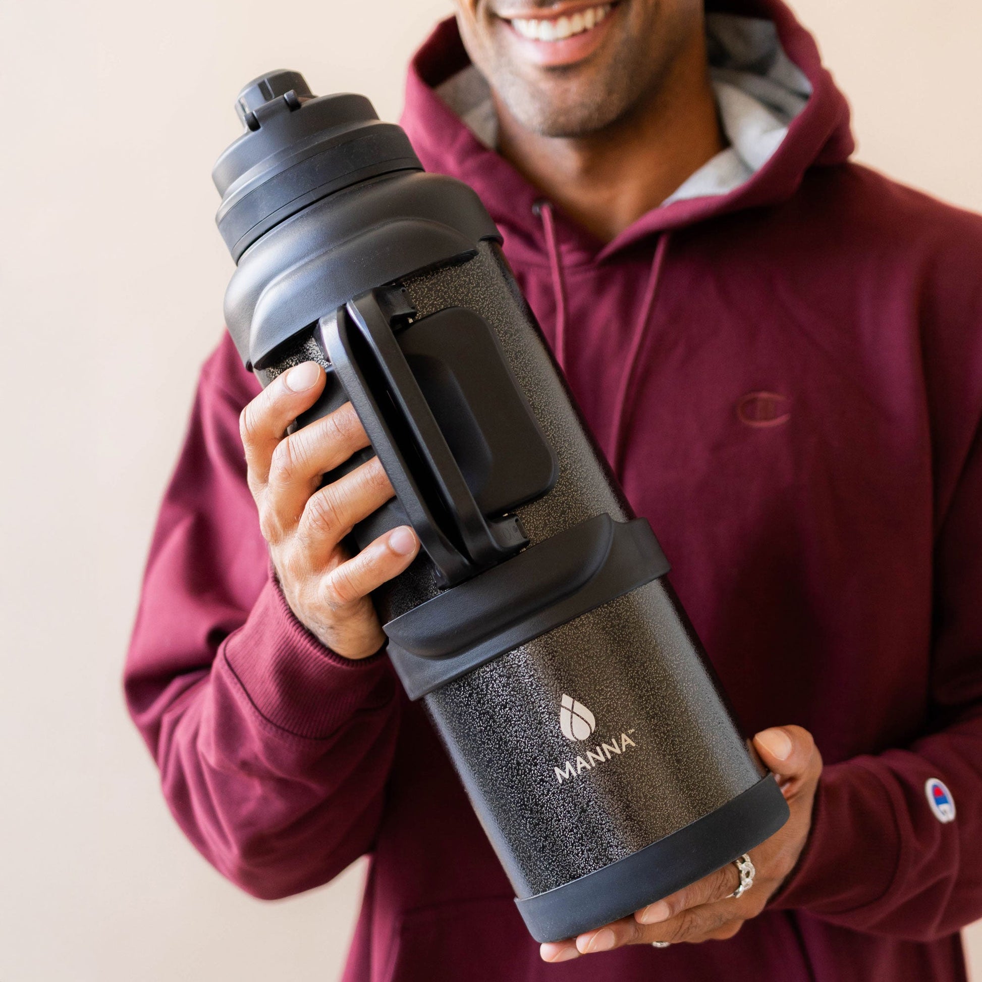 4l-titan-bottle-135-oz-o3 5Manna_Website_Lifestyles-29.jpg